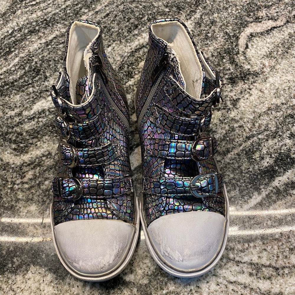 Like new Amiana metallic sneakers European size 31